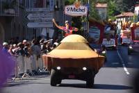 La caravane publicitaire contente les spectateurs sur le Tour de France