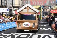 La caravane publicitaire contente les spectateurs sur le Tour de France