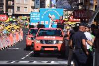 La caravane publicitaire contente les spectateurs sur le Tour de France