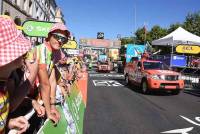 La caravane publicitaire contente les spectateurs sur le Tour de France