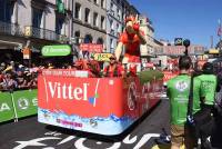 La caravane publicitaire contente les spectateurs sur le Tour de France