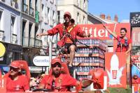 La caravane publicitaire contente les spectateurs sur le Tour de France