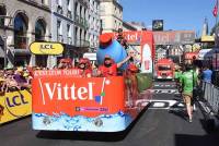 La caravane publicitaire contente les spectateurs sur le Tour de France