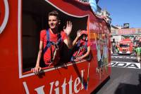 La caravane publicitaire contente les spectateurs sur le Tour de France