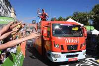 La caravane publicitaire contente les spectateurs sur le Tour de France