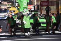 La caravane publicitaire contente les spectateurs sur le Tour de France