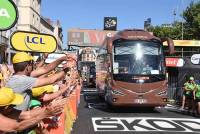 La caravane publicitaire contente les spectateurs sur le Tour de France