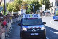 La caravane publicitaire contente les spectateurs sur le Tour de France