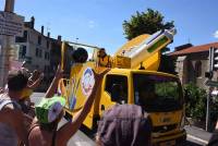 La caravane publicitaire contente les spectateurs sur le Tour de France