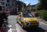 La caravane publicitaire contente les spectateurs sur le Tour de France