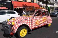 La caravane publicitaire contente les spectateurs sur le Tour de France