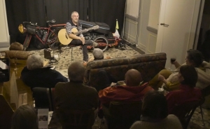 Après une pause artistique à Bas-en-Basset, ce musicien va reprendre son voyage à vélo