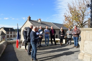 Freycenet-la-Tour : le monument aux Morts et la plaque commémorative fleuris