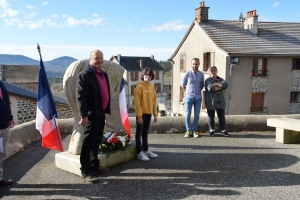 Freycenet-la-Tour : le monument aux Morts et la plaque commémorative fleuris