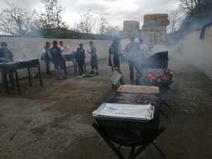 Le Monastier-sur-Gazeille : un troupeau de 50 brebis Noire du Velay suivi par 400 randonneurs