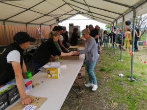 Le Monastier-sur-Gazeille : un troupeau de 50 brebis Noire du Velay suivi par 400 randonneurs