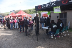 Le Monastier-sur-Gazeille : un troupeau de 50 brebis Noire du Velay suivi par 400 randonneurs