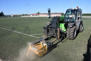 Monistrol-sur-Loire : le terrain de foot synthétique découpé et mis en rouleau (vidéo)