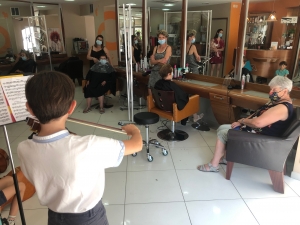 Yssingeaux : quand trois enfants jouent de la musique... dans un salon de coiffure (vidéo)