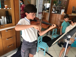 Yssingeaux : quand trois enfants jouent de la musique... dans un salon de coiffure (vidéo)