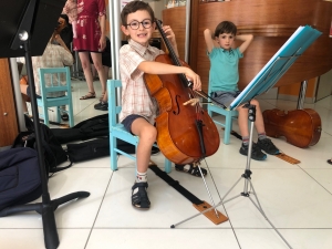 Yssingeaux : quand trois enfants jouent de la musique... dans un salon de coiffure (vidéo)