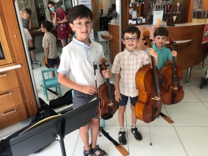 Yssingeaux : quand trois enfants jouent de la musique... dans un salon de coiffure (vidéo)