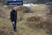 Thomas Berger devant le terrain qui va accueillir son bâtiment, derrière le garage Peugeot.