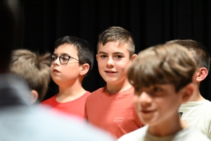 Retournac : les écoliers d&#039;Arc-en-Ciel jouent les choristes sur scène