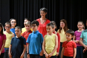 Retournac : les écoliers d&#039;Arc-en-Ciel jouent les choristes sur scène