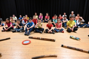 Retournac : les écoliers d&#039;Arc-en-Ciel jouent les choristes sur scène