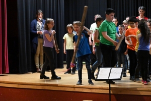 Retournac : les écoliers d&#039;Arc-en-Ciel jouent les choristes sur scène