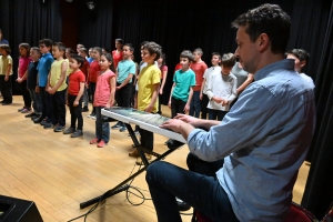 Retournac : les écoliers d&#039;Arc-en-Ciel jouent les choristes sur scène