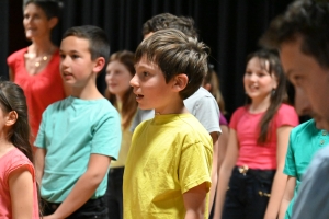 Retournac : les écoliers d&#039;Arc-en-Ciel jouent les choristes sur scène