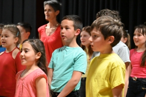 Retournac : les écoliers d&#039;Arc-en-Ciel jouent les choristes sur scène