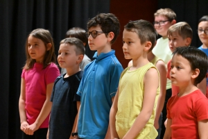 Retournac : les écoliers d&#039;Arc-en-Ciel jouent les choristes sur scène