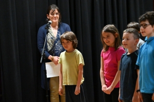 Retournac : les écoliers d&#039;Arc-en-Ciel jouent les choristes sur scène