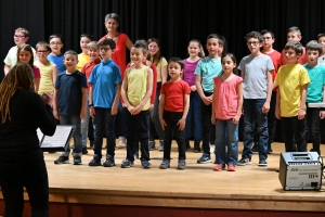 Retournac : les écoliers d&#039;Arc-en-Ciel jouent les choristes sur scène