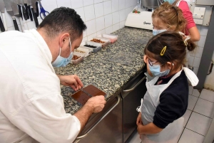 Monistrol-sur-Loire : les enfants ont fabriqué leur tablette de chocolat chez Bruno Montcoudiol