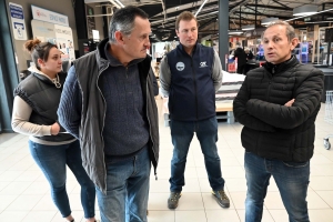 Les agriculteurs comme Philippe Defay ont échangé avec Stéphane Pouyet, patron du Super U à Yssingeaux