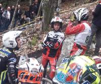 Les jeunes pilotes du Moto Club des Crampons au pied du podium