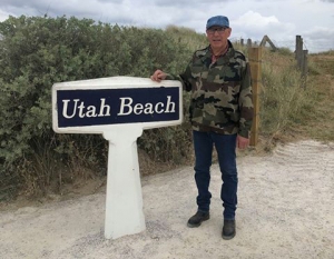 Beauzac : Amandine et Roger Satre avec leur Jeep sur les plages du Débarquement