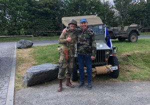 Beauzac : Amandine et Roger Satre avec leur Jeep sur les plages du Débarquement