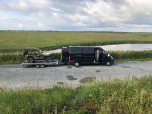 Beauzac : Amandine et Roger Satre avec leur Jeep sur les plages du Débarquement