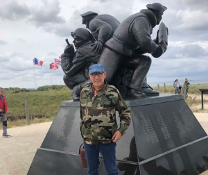 Beauzac : Amandine et Roger Satre avec leur Jeep sur les plages du Débarquement