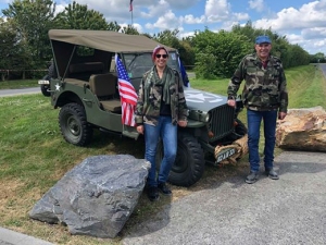 Beauzac : Amandine et Roger Satre avec leur Jeep sur les plages du Débarquement