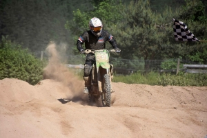 Yssingeaux : 176 pilotes et des poussières au motocross (photos)