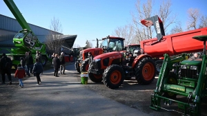 Lapte : un mini-Salon de l&#039;agriculture avec du matériel agricole, forestier et travaux publics (vidéo)