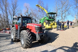 Lapte : un mini-Salon de l&#039;agriculture avec du matériel agricole, forestier et travaux publics (vidéo)