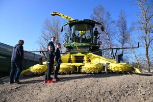 Lapte : un mini-Salon de l&#039;agriculture avec du matériel agricole, forestier et travaux publics (vidéo)