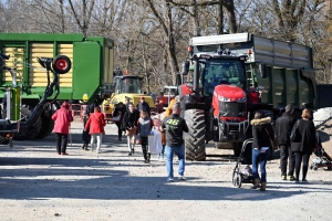 Lapte : un mini-Salon de l&#039;agriculture avec du matériel agricole, forestier et travaux publics (vidéo)